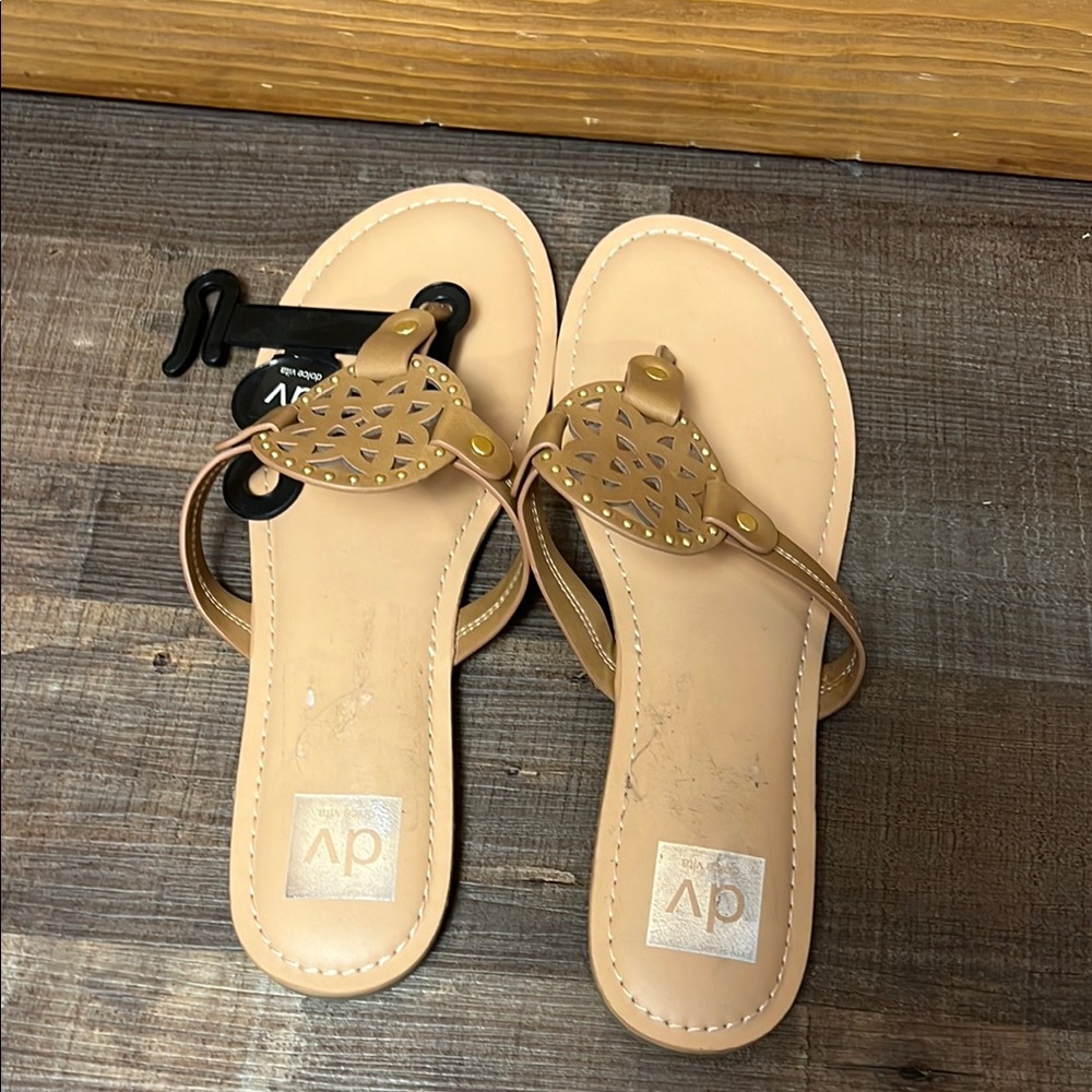 Dolce Vita DV Gotie Ladies 11 Flat Beige Tan Sandals Thong‎ Flip Flop Beach Sun